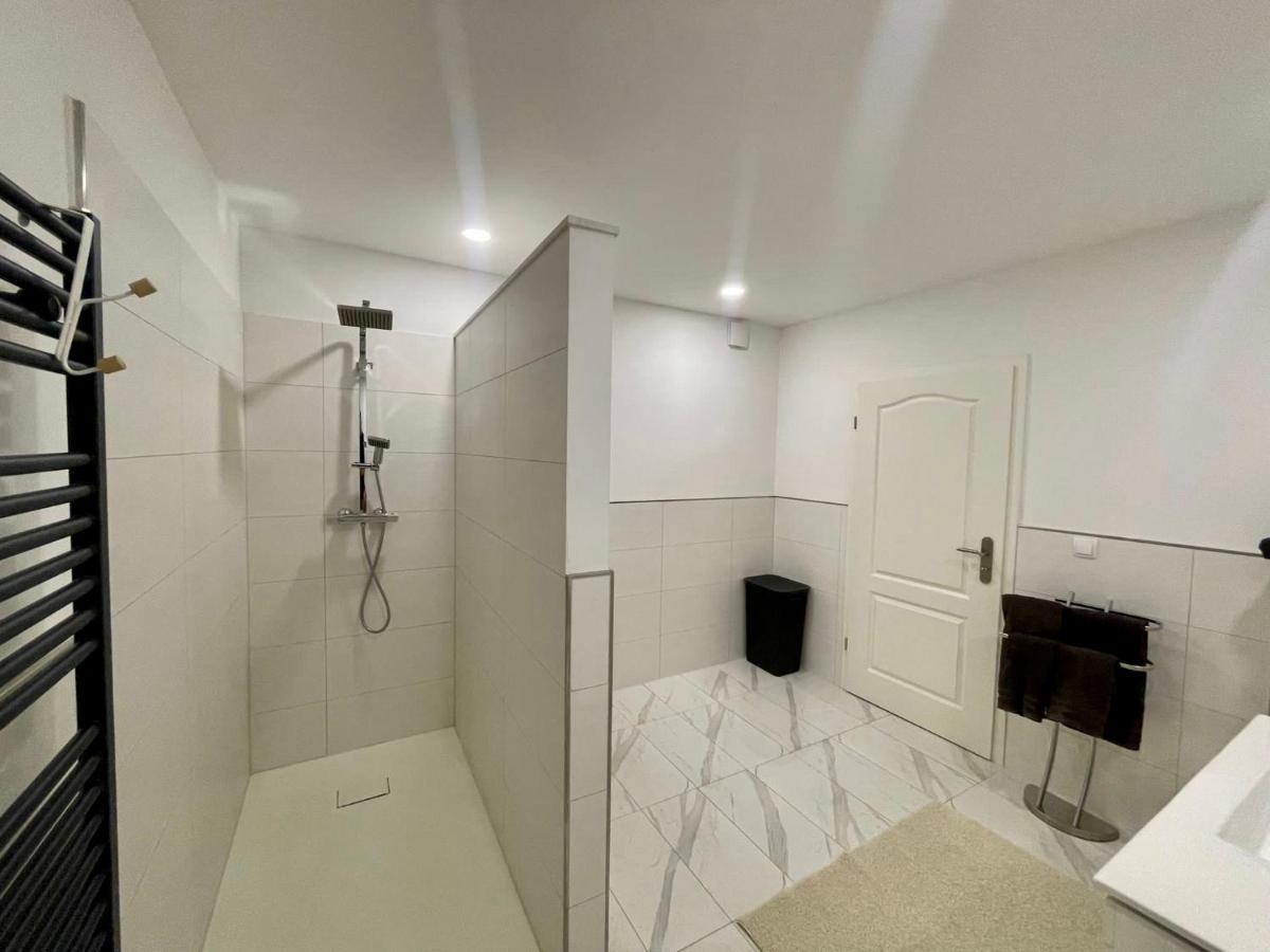 Easystay#4 Home Cinema Ferienwohnung In Kliniknaehe Mit Balkon, Boxspringbett & Netflix Bad Oeynhausen Bagian luar foto