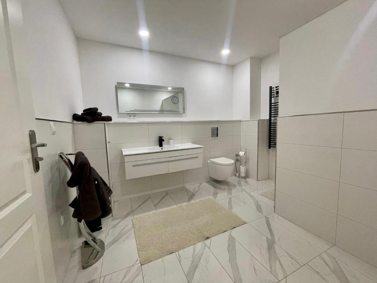 Easystay#4 Home Cinema Ferienwohnung In Kliniknaehe Mit Balkon, Boxspringbett & Netflix Bad Oeynhausen Bagian luar foto