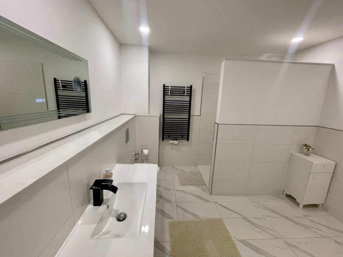 Easystay#4 Home Cinema Ferienwohnung In Kliniknaehe Mit Balkon, Boxspringbett & Netflix Bad Oeynhausen Bagian luar foto